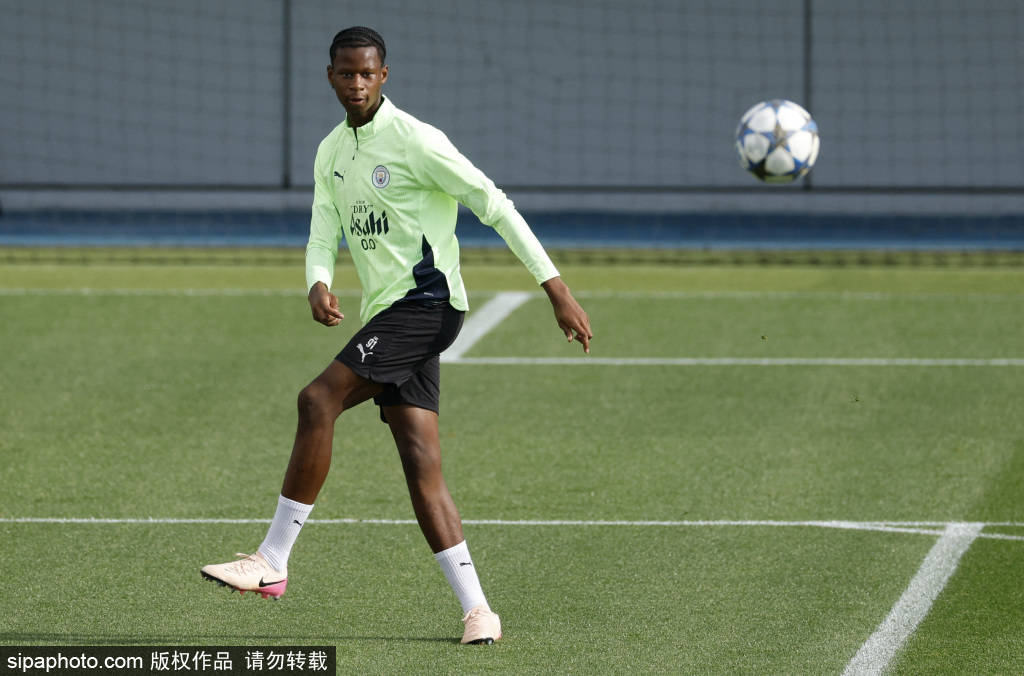 曼城青训的未来之星：17岁小将麦凯杜如何崭露头角